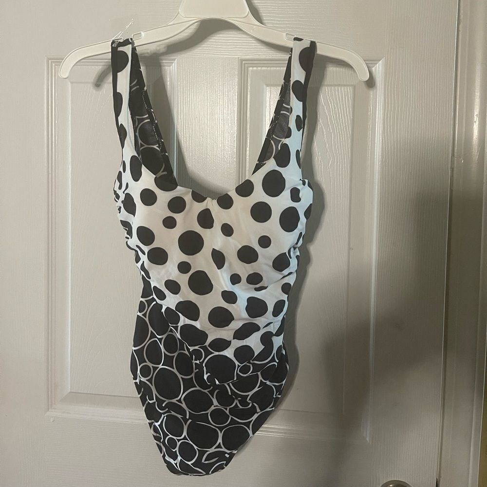 NWOT Miraclesuit Social Circles Amici One Piece Swimsuit Black & white SZ12